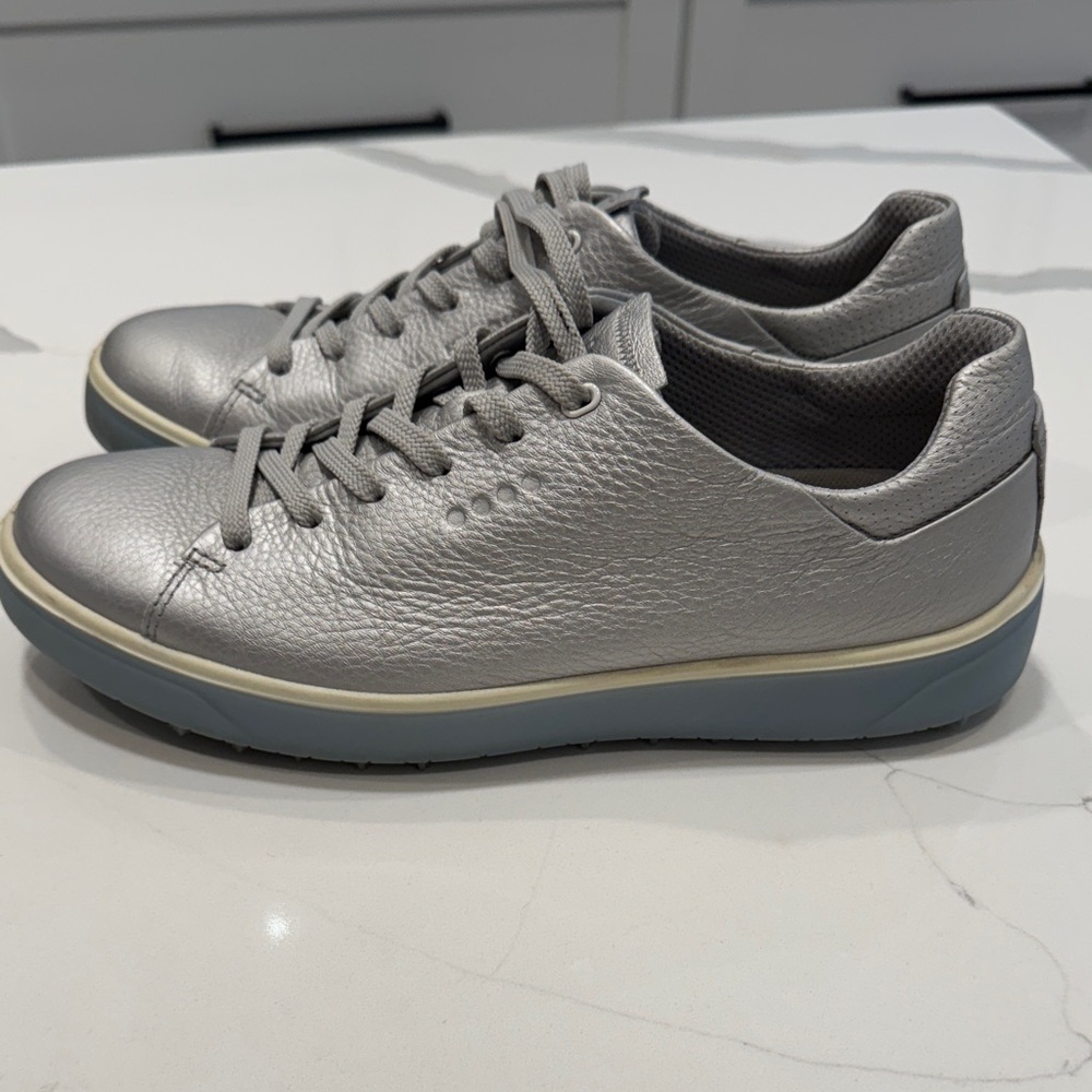 Women's ECCO Tray Hybrid Hydromax
Water-resistant Leather Sneakers